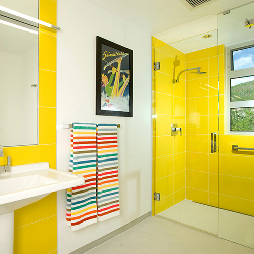 желтая плитка в ванной комнате